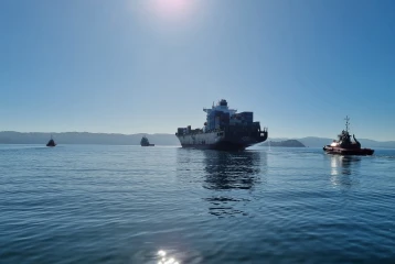 The Shiling and three tugs during the tow v2