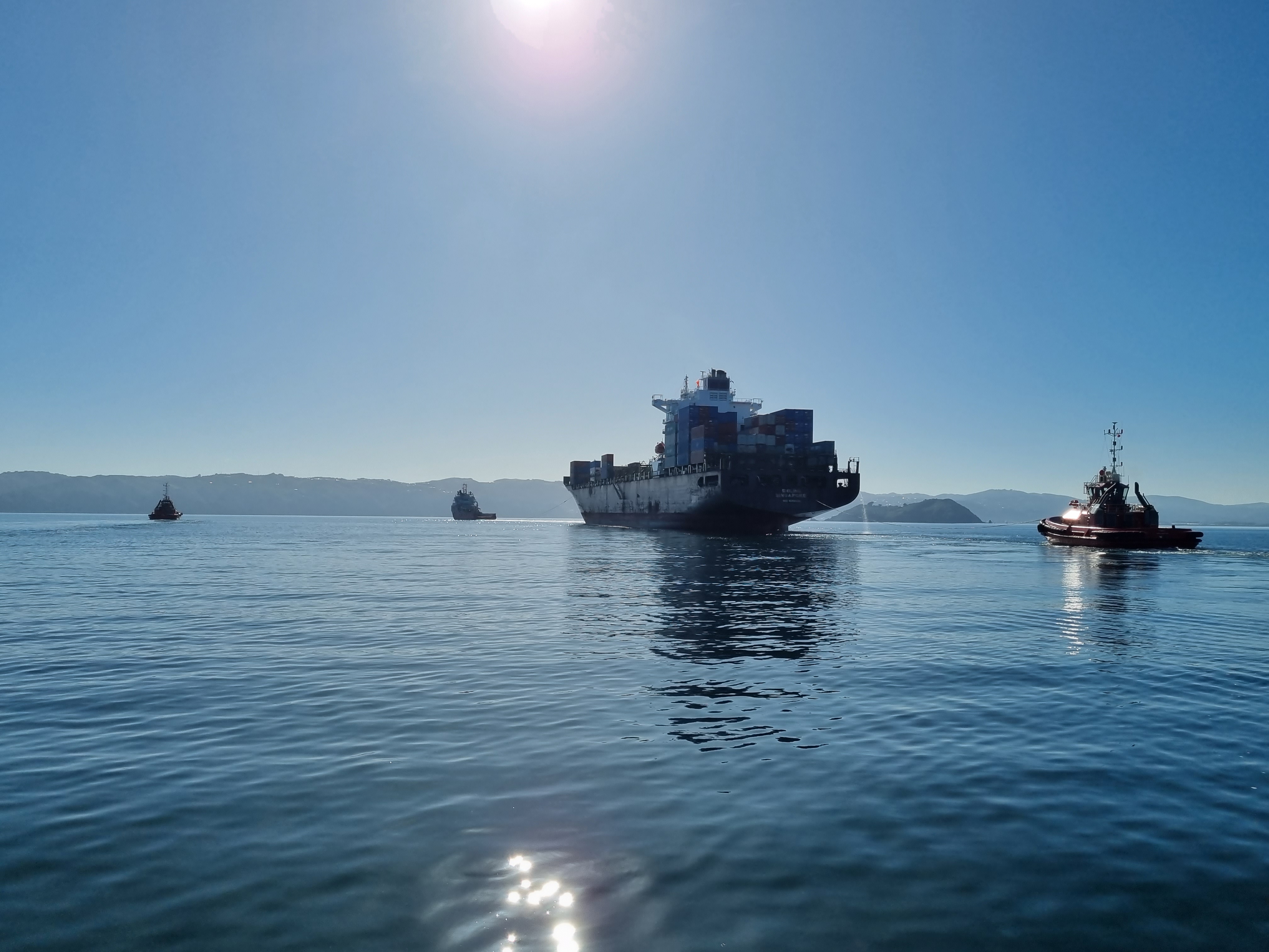 The Shiling and three tugs during the tow